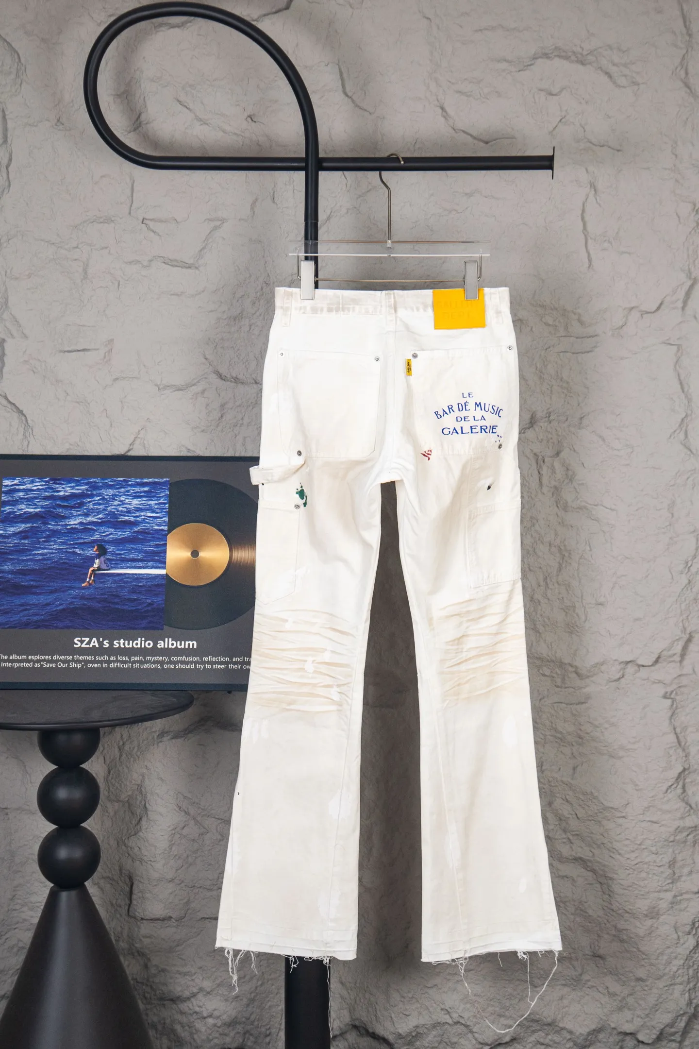 Style number: M394 P280 GALLERY DEPT. Dirty touch, splashed ink, hand-painted graffiti, washed, distressed, damaged, micro-flared casual overalls. Code number: 28 30 32 34 36